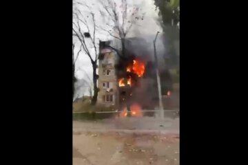 Ракетний обстріл Києва: В ОП показали пожежу та руйнування у житловому будинку