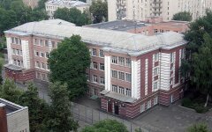 Директор гимназии не пускала детей в шортах