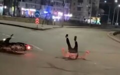 В Киеве пьяный водитель влетел в ограду: видео