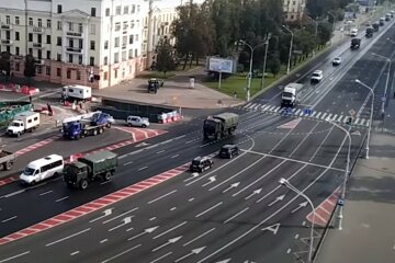В Минск заехала военная техника: видео