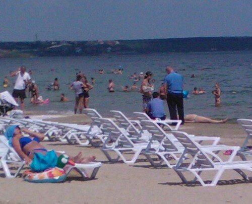 В Одессе труп женщны оставили прямо на пляже возле отдыхающих