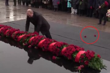 президент россии владимир путин возлагает цветы возле памятника псковским десантникам