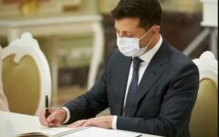 Владимир Зеленский, подписывает документ, экономический паспорт