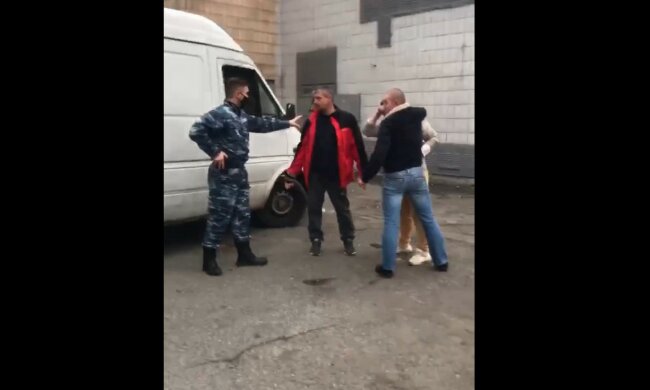 В Киеве пьяные сотрудники АТБ устроили быдло-разборки: видео
