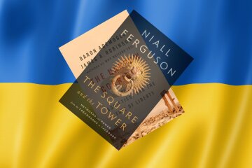 Узкий корридор, площадь и башни