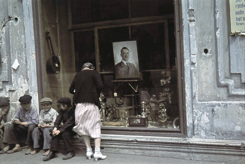 Портрет Адольфа Гитлера в одной из лавочек на улице Сумской в Харькове в 1942 году