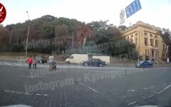 Семья с коляской выскочила на дорогу, Киев, горе-родители