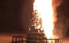 Горит новогодняя елка под херсоном