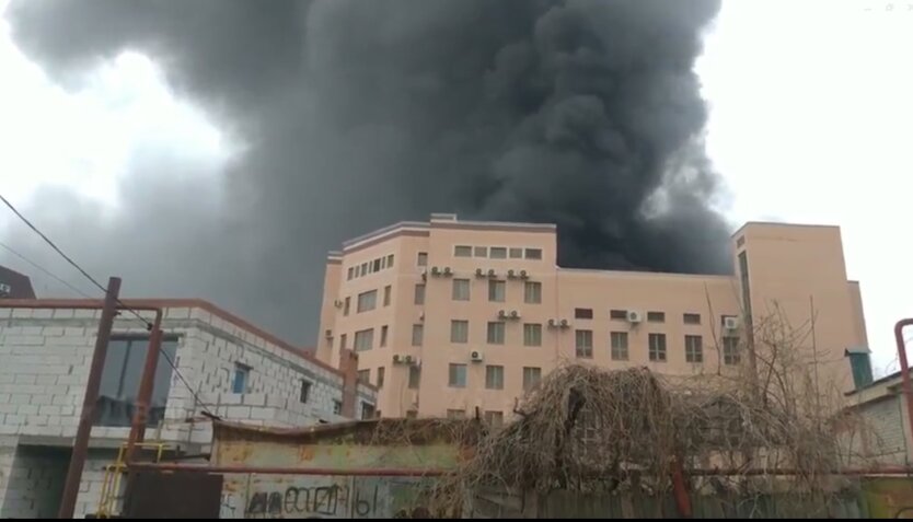 Пылает здание управления пограничной службы ФСБ / Фото: скрин из видео