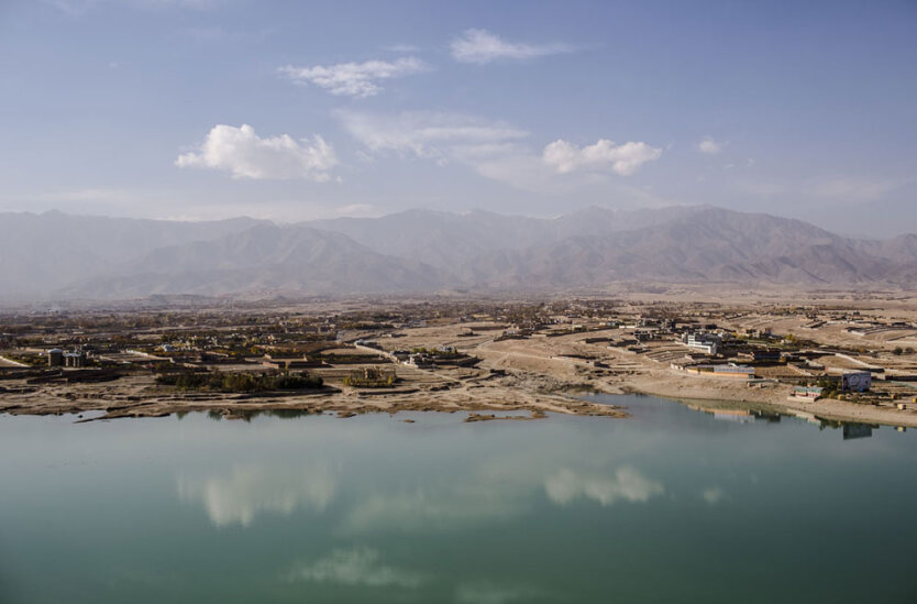Вид на озеро Каргха неподалеку от Кабула.