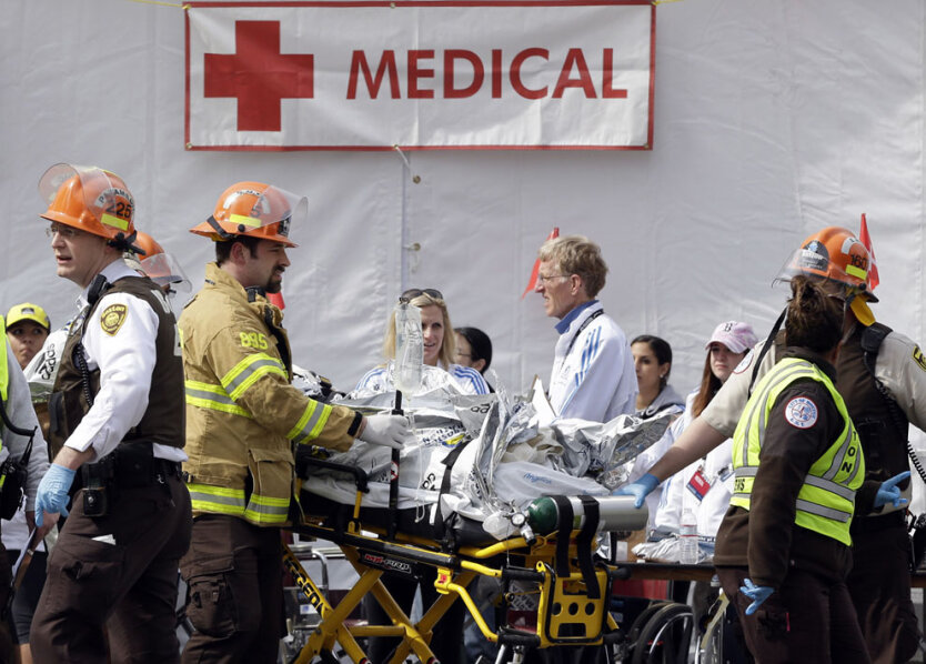 Медицинский персонал работает возле палатки скорой помощи. (AP Photo/Elise Amendola)  