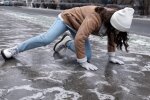 Женщина упала из-за гололедицы