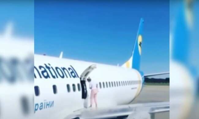 МАУ наказала женщину, гулявшую по крылу самолета в Борисполе: видео