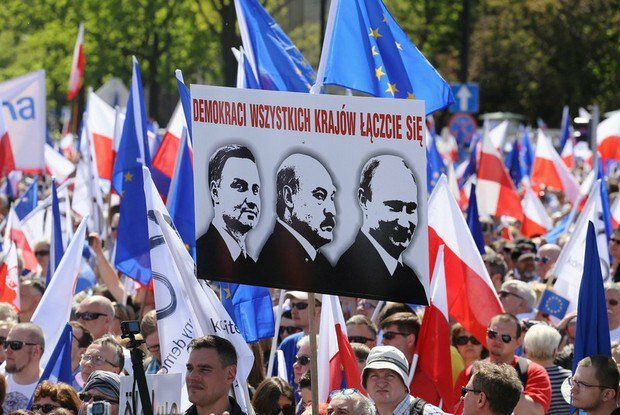 Надпись над изображениями президентов Польши, Беларуси и России - 