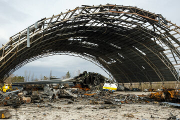 Разрушенный Ан-225 "Мрия" на аэродроме Гостомеля 8 апреля 2022 года