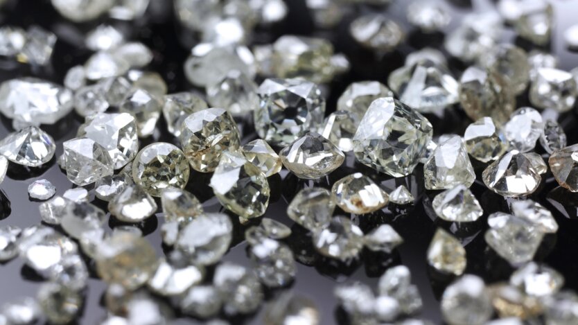 Many valuable diamonds, raw and cut, for further processing for the jewelery industry — ibxrrf04137479.jpg