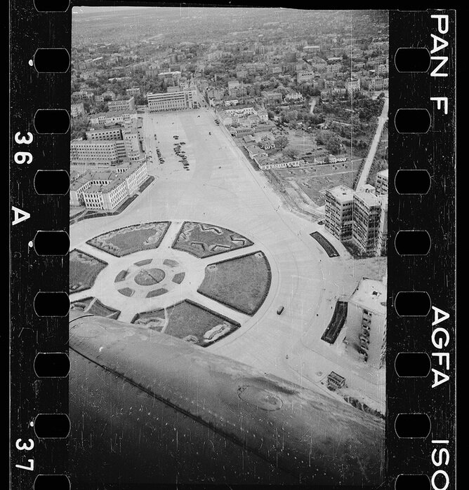 Фото Харькова во время фашистской оккупации. Вид на площадь Дзержинского с борта немецкого самолета