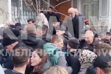У Хмельницькому після сутичок активістів у московськими попами ухвалили рішення про перехід собору ПЦУ: відео