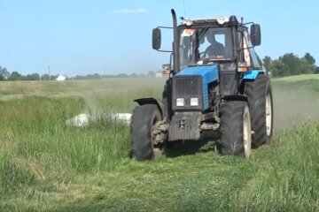 трактор в поле