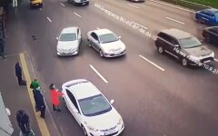 Водитель “Uber” врезался в остановку с людьми: видео