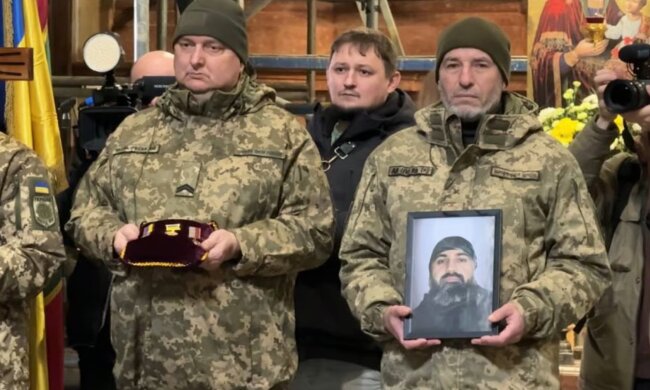 Військовослужбовці тримають фото вбитого Юрія Бондаренка / Фото: Новини.LIVE/Марта Байдака