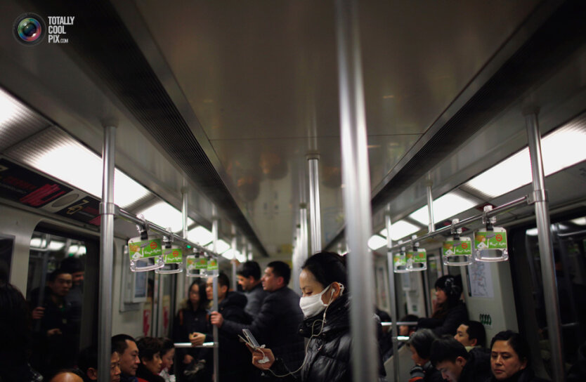 12. Женщина в защитной маске едет в метро Шанхая. (Aly Song / Reuters)