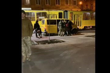 Львовский ТЦК накажет сотрудников, которые затолкали мужчину в авто