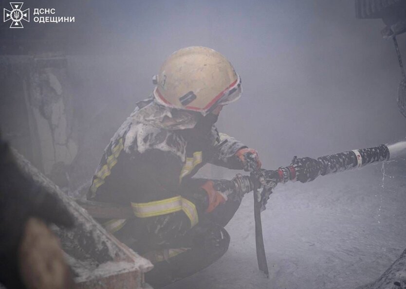 Пожар в Одессе в результате обстрела России