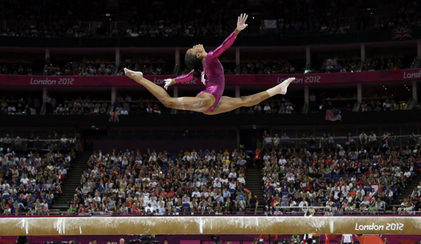 Американская гимнастка Габриэль Дуглас выступает на Олимпиаде в Лондоне. 