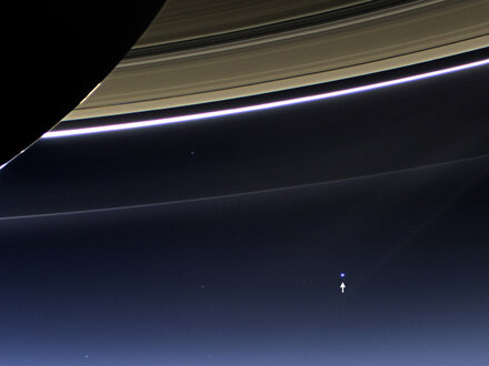 Земля и Луна с орбиты Сатурна