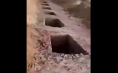 Вырытые могилы на российском кладбище
