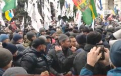 На Майдане начались столкновения ФОПов и полиции: видео