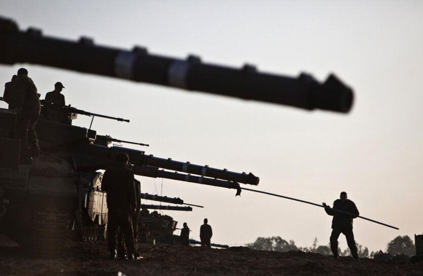 Израильские солдаты готовятся танки на границе с  сектором Газа