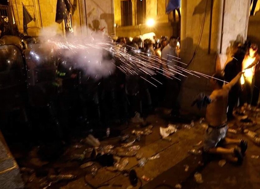 В Тбилиси выпустили из-под стражи полсотни задержанных протестующих