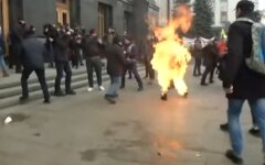Самосожжение в Киеве, АТО, Владимир Зеленский