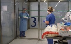 Украинцам показали, в каких условиях медики борются с коронавирусом