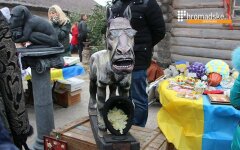 памятник Лаврову