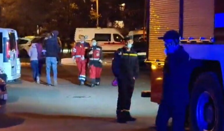 В Киеве серьезный пожар в жилом доме: предполагают жертвы