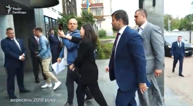 Пресс-секретарь Зеленского толкнула журналиста: видео