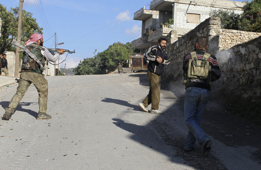 Боевики Сирийской Свободной Армии расстреливают человека в Сирии