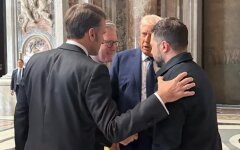 Чтец по губам выяснила, что сказал Трамп Зеленскому и Макрону в Ватикане