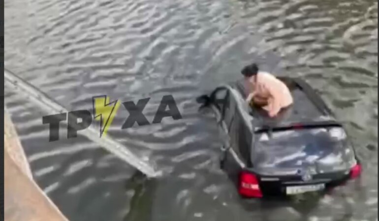 "Пыталась объехать кошку": в Харькове внедорожник упал в реку