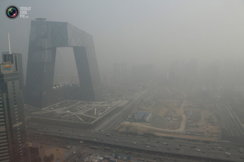 5. Здание Центрального телевидения Китая в смоге, окутавшем деловой центр Пекина. (Jason Lee / Reuters)