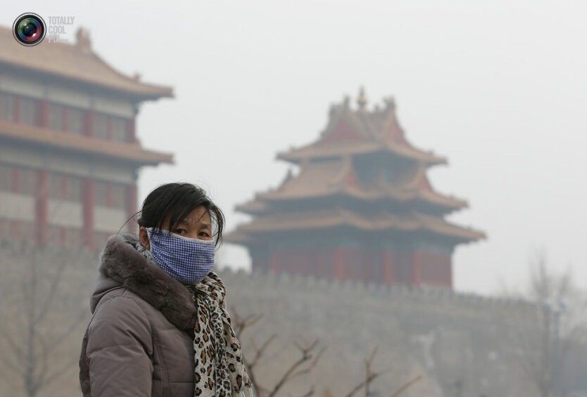 3. Женщина в защитной повязке возле Запрещенного города в центре Пекина. (Jason Lee / Reuters)