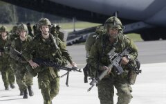 U.S.soldiers leave a C-17 aircraft during the «Steadfast Javelin II» military exercise in the Lielvarde