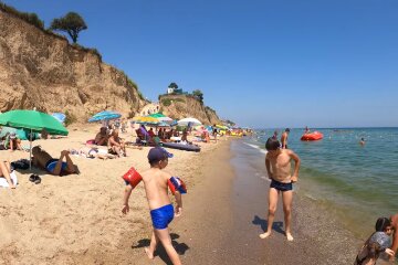 Дети и взрослые отдыхают на морском пляже в Украине летом
