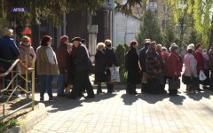 Очередь пенсионеров в Украине в отделение соцпомощи