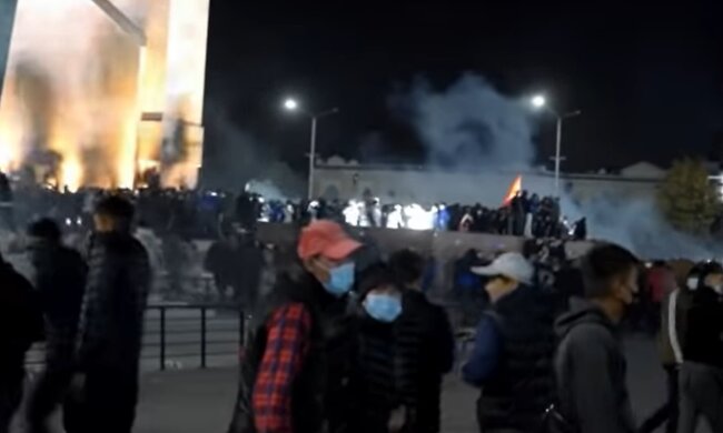 Протесты в Киргизии, Сооронбай Жээнбеков , захват власти