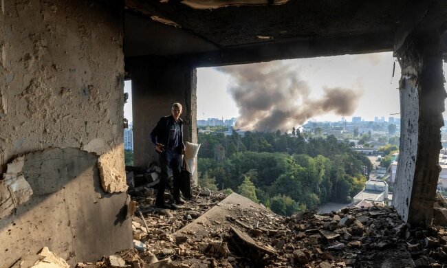 Поврежденное жилое здание в Киеве \ Фото: Томас Питер, Reuters