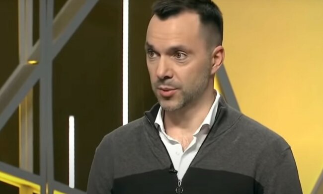 Арестович ответил на обвинения Захаровой в срыве работы КПВВ на Донбассе